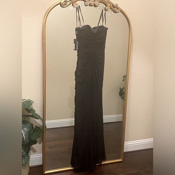 La Femme Strapless, Ruched, High Slit, Sweep Train, Black Evening Gown Size 4 - Picture 13 of 16
